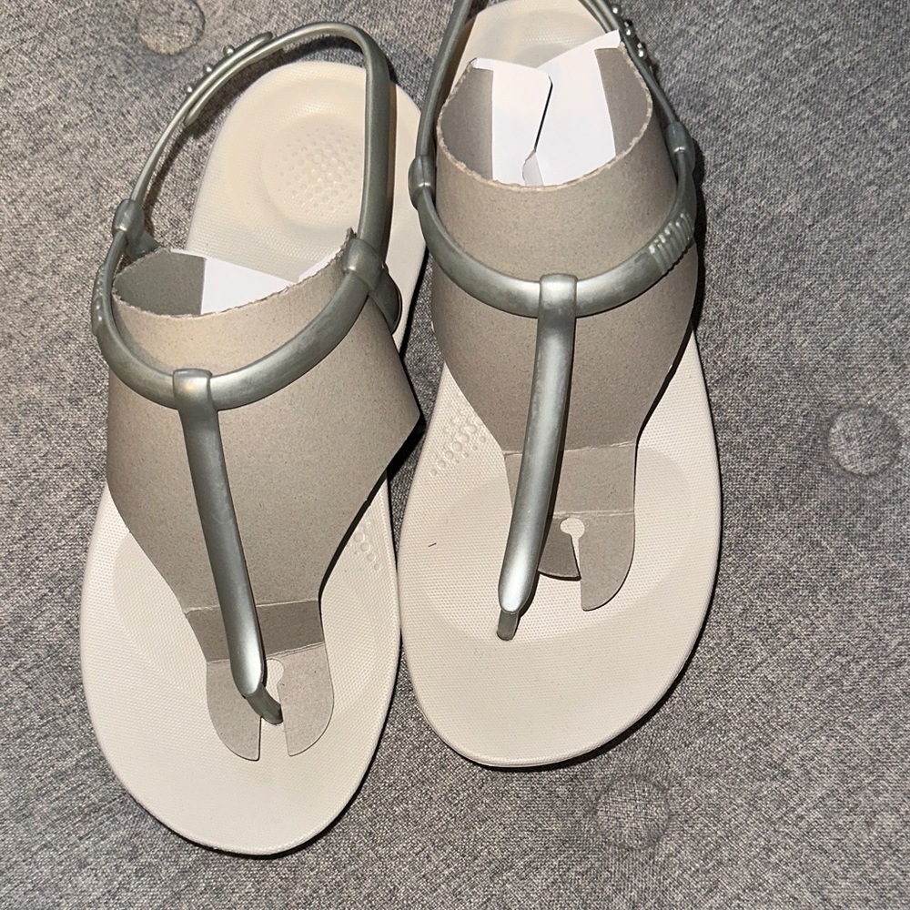 Women’s Fitflop Thong Sandals in Silver. Size 7